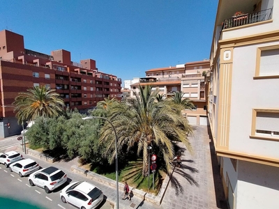 Venta de piso en calle Villarreal de 3 habitaciones con garaje y aire acondicionado