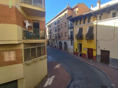 Venta de piso en Centro - Teruel de 4 habitaciones con garaje y balcón
