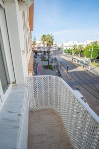 Venta de piso en El Carmen de 3 habitaciones con balcón y aire acondicionado