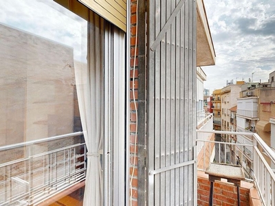 Venta de piso en plaza José María Bautista Hernández de 3 habitaciones con balcón y aire acondicionado