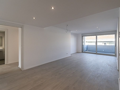 Venta de piso nuevo en calle Bernat Boades de 4 habitaciones con terraza y garaje