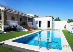 Alquiler de casa con piscina y terraza en Chiclana de la Frontera, Fuente amarga