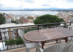 Apartment with wonderful sea views and a communal parking at 750m to Roses center..