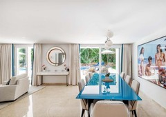 Chalet casa / villa en excelentes condiciones de 4 dormitorios en venta en milla de oro en Marbella