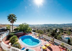 Chalet con 6 habitaciones con piscina, jardín y vistas al mar en Benalmádena