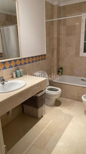Alquiler apartamento con 2 habitaciones amueblado con piscina y aire acondicionado en Marbella