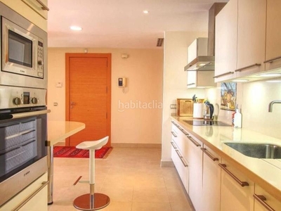 Alquiler apartamento con 3 habitaciones amueblado con ascensor, parking, piscina, aire acondicionado y vistas al mar en Marbella