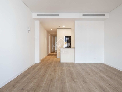Alquiler piso de obra nueva de 3 dormitorios y 2 baños sin amueblar con plaza de aparcamiento de proximidad adicional en alquiler en sant gervasi-galvany, en Barcelona