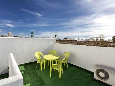 Alquiler casa adosada con 3 habitaciones amueblada con parking, aire acondicionado, jardín y vistas al mar en Mijas