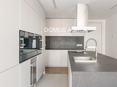 Alquiler piso en alquiler con 355 m2, 5 habitaciones y 6 baños, piscina, 2 plazas de garaje, trastero, ascensor, aire acondicionado y calefacción individual. en Madrid
