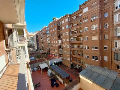 Alquiler piso en carrer de johann sebastian bach piso de 3hab + estudio + 2 baños con pk incluido. en Barcelona