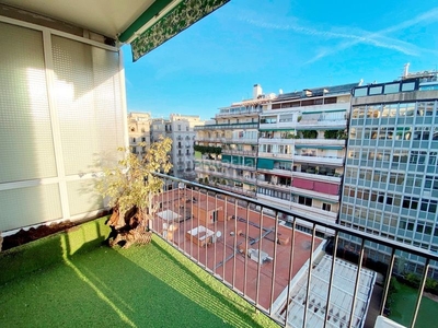 Alquiler piso luminoso piso con terraza junto a la avinguda diagonal en Barcelona