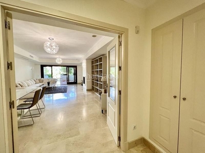 Alquiler planta baja con 2 habitaciones amueblada con parking, piscina y aire acondicionado en Marbella