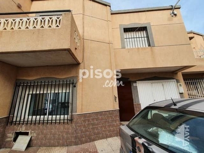 Casa adosada en venta en Roquetas de Mar en Centro por 95.000 €