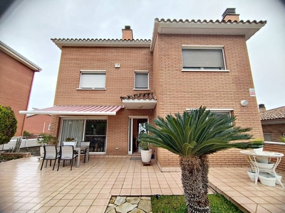 Venta de casa con terraza en Camps Blancs (Sant Boi de Llobregat)