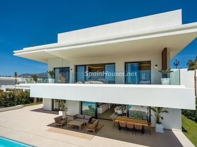 Villa en venta en La Concha-Resina Golf, Estepona