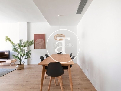 Alquiler piso apartamento de alquiler temporal con 3 habitaciones dobles y piscina comunitaria en Barcelona