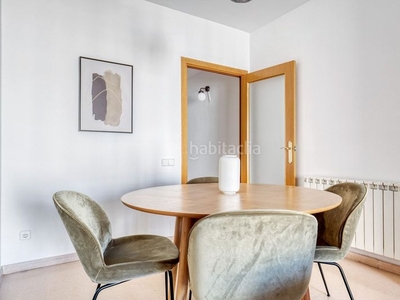 Alquiler piso en carrer de ramon turró 13 descubre lo mejor , con este apartamento de tres dormitorios en La Vila Olímpica del Poblenou con vistas a la ciudad desde el balcón. es muy fácil llegar y empezar a vivir en este aireado apartamento amueblado de blueground con su cocina total en Barcelona