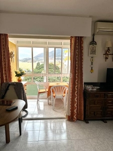 Apartamento amueblado con ascensor, aire acondicionado y vistas a la montaña en Benalmádena