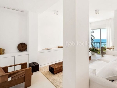 Apartamento con 3 habitaciones amueblado con parking, piscina, aire acondicionado y vistas al mar en Estepona