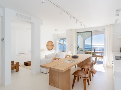 Apartamento exclusivo apartamento completamente renovado en primera línea de playa en la prestigiosa zona de la nueva milla de oro en Estepona