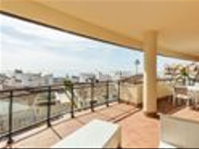 Apartamento se vende apartamento, con una terraza de 31 m2, orientacion sur con vistas al mar lado de la playa de la nueva milla de oro primera linea del mar , con plaza de aparcamiento, trastero, recinto cerrado portero automatico. cerca de todos los servicios. en Estepona