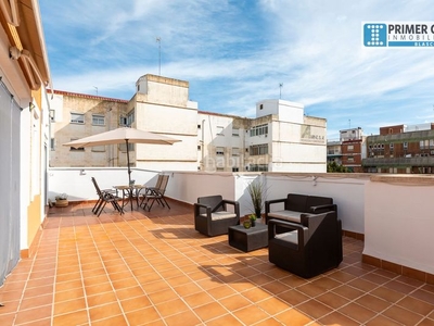 Ático con 2 habitaciones con ascensor y aire acondicionado en Valencia
