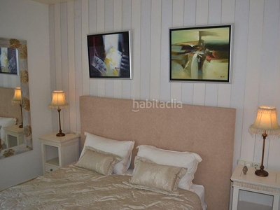 Ático con 3 habitaciones con parking, aire acondicionado y vistas al mar en Estepona