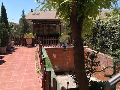Casa adosada magnifico chalet adosado en venta de 240 m2, 5 habitaciones, terraza y jardín privado en Yuncos