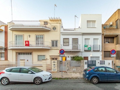 Casa con 3 habitaciones con calefacción y aire acondicionado en Sevilla