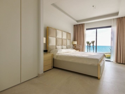 Casa con 4 habitaciones amueblada con parking, aire acondicionado, jardín y vistas al mar en Estepona