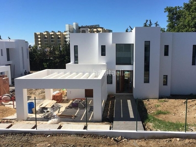 Casa con 4 habitaciones con piscina, calefacción, aire acondicionado y jardín en Estepona