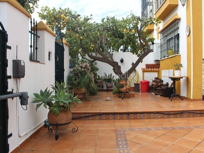 Casa pareada con 5 habitaciones con parking, piscina y aire acondicionado en Castilleja de Guzmán