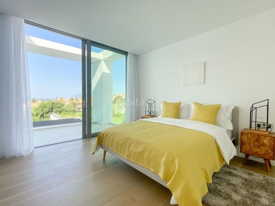 Casa villa moderna de reciente construcción con espectaculares vistas al mar y al golf en Santa Clara golf resort en Marbella