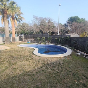 Chalet casa independiente con jardin y piscina en Vilanova i la Geltrú