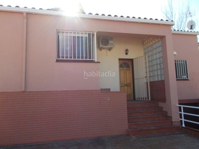 Chalet gran chalet individual haciendo esquina, con piscina (cubierta con media cúpula), bodega y gran garaje en l’ hospitalet a solo 5 minutos de la playa del arenal. en Vandellòs i l´Hospitalet de l´Infant