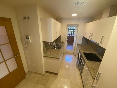 Piso con 2 habitaciones con piscina y aire acondicionado en Estepona