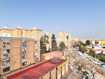 Piso en rochelambert financiado al 100% en periodo de pujas, se distribuye en salón-comedor con terraza al exterior, cocina, habitación principal, dos habitaciones individuales y baño. en Sevilla