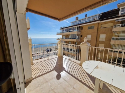 Piso primera línea de playa! 2 amplios dormitorios y estupenda terraza con vistas al mar! en Fuengirola