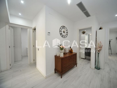 Planta baja con 3 habitaciones con ascensor y calefacción en Barcelona