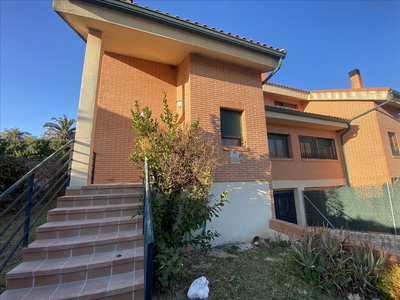 Venta de casa adosada en la localidad de Serranillos del Valle. Venta Serranillos del Valle