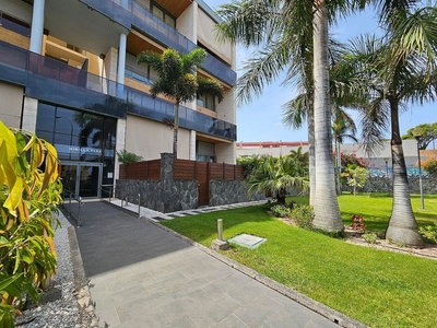 Alquiler de ático en calle Antonio María Manrique de 3 habitaciones con terraza y piscina