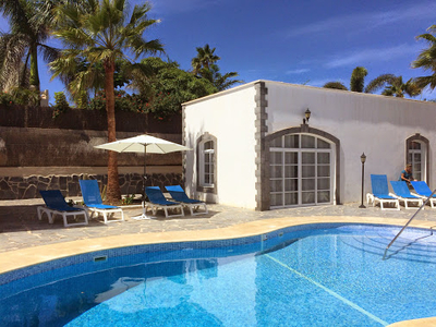 Alquiler de casa con piscina y terraza en La Oliva