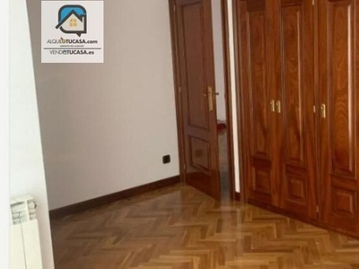 Alquiler de piso en Centro - Palencia de 2 habitaciones con garaje y calefacción