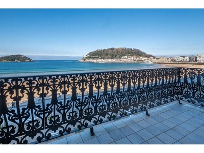 Piso en alquiler en Centro - San Sebastián-Donostia de 5 habitaciones con terraza y garaje