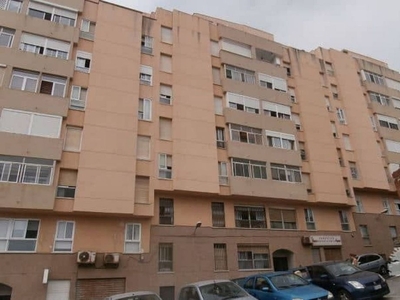 Piso en venta en Ceuta de 3 habitaciones con jardín y ascensor