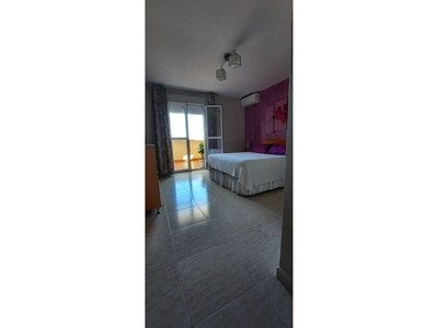 Piso en venta en Melilla de 4 habitaciones con terraza y balcón