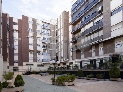 Venta de piso en Avda de Madrid - Pº de la Estación de 5 habitaciones con terraza y piscina