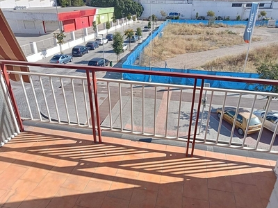 Venta de piso en Santa Rosa - Valdeolleros de 4 habitaciones con terraza y balcón