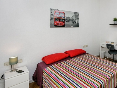 Acogedora habitación para alquilar en un apartamento de 6 camas, Sarrià-Sant Gervasi